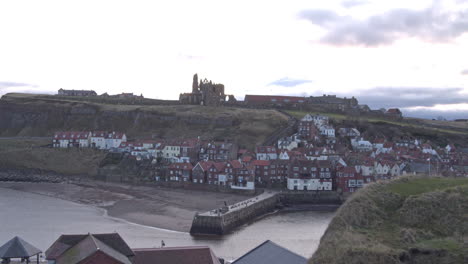 Whitby,-Moore-Von-North-York,-Statische-Aufnahme,-Sonnenschein-Am-Frühen-Morgen,-North-Yorkshire-Heritage-Coast,-Yachten-Und-Abtei-Bmpcc-4k-Prores-422-Clip-15