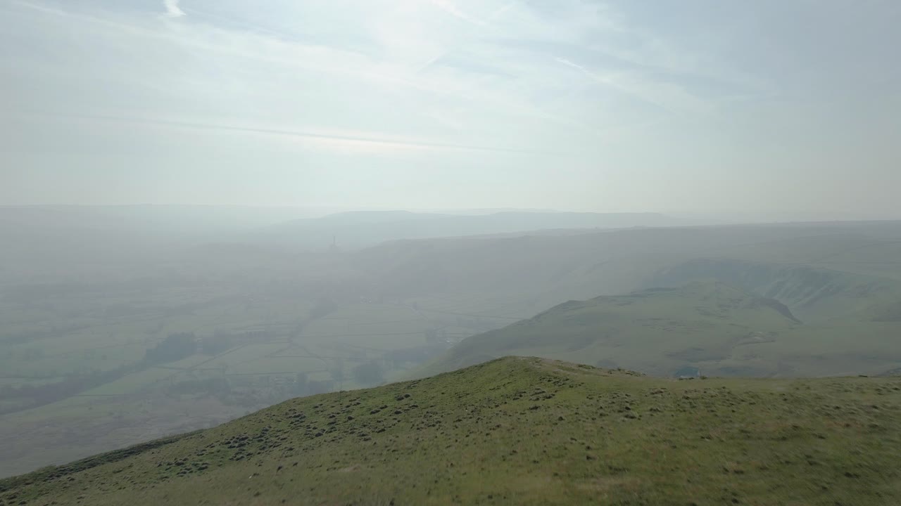 mam tor 꼭대기에서 캐슬턴이 있는 계곡으로 이동하는 드론 샷, 계곡과 산을 보여주는 피크 지구