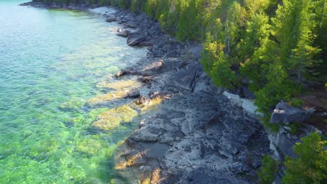 Rocky-beach-on-Georgian-Bay,-Ontario,-Canada