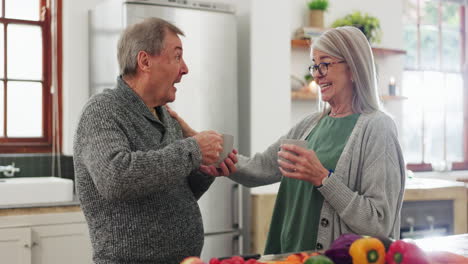 Café-De-Cocina,-Pareja-Feliz-Senior