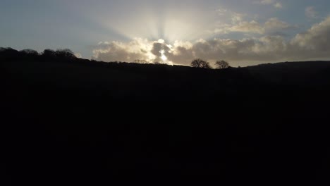 Unglaubliche-Drohnenaufnahme-Im-Morgengrauen-Mit-Lichtstrahlen-Durch-Dynamische-Wolkenlandschaft---Luftaufnahmen