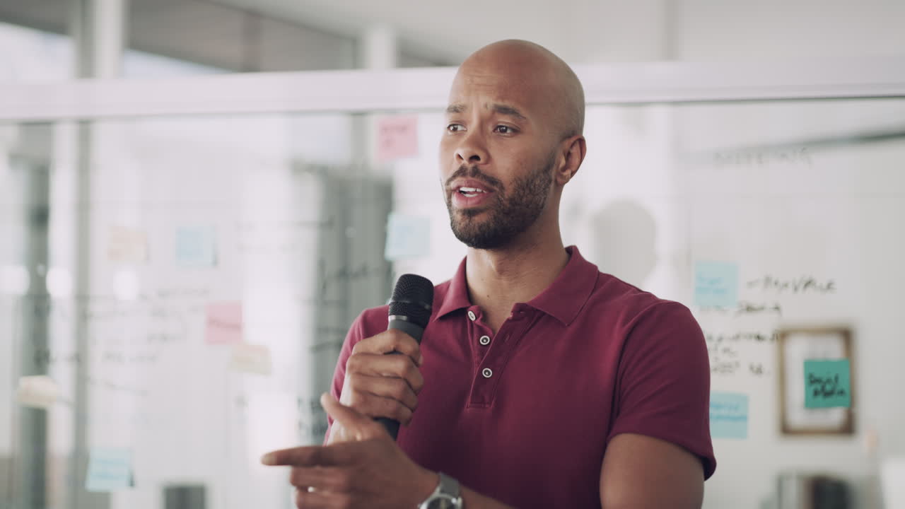 él sabe cómo mantener a todos motivados.