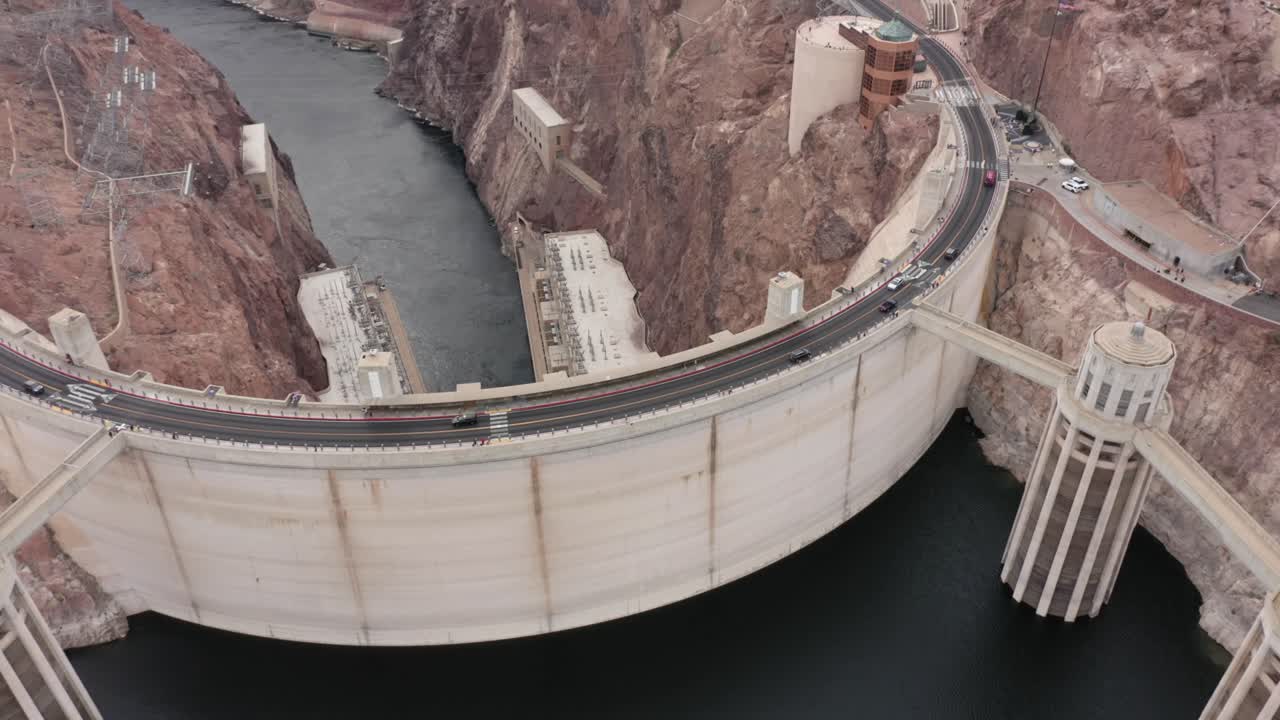 Birds eye view of the Hoover Dam with cars driving over