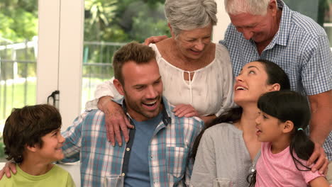 familia de varias generaciones almorzando