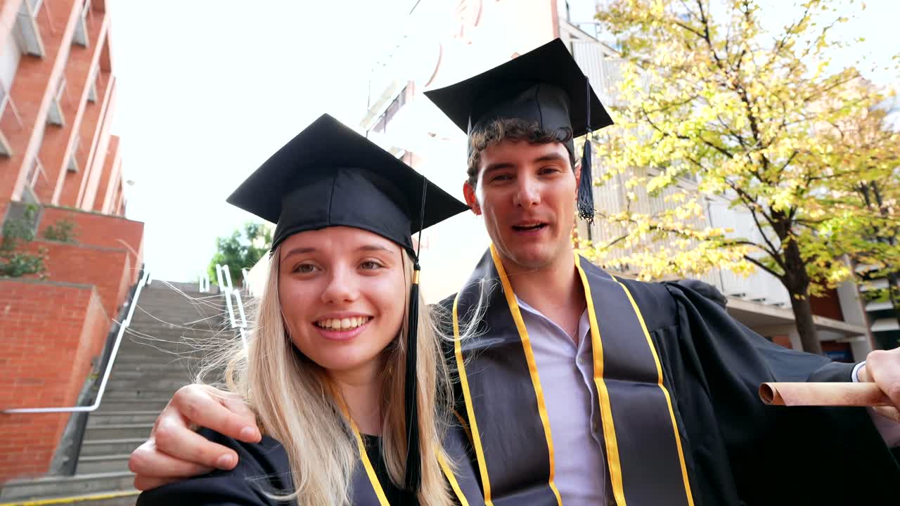 Festa del diploma con studenti felici