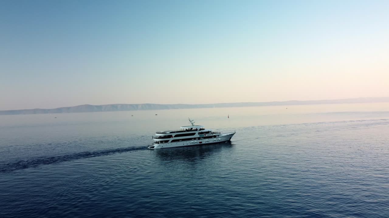 크로아티아 브락 섬으로 건너가는 페리의 4k 공중 드론 영상