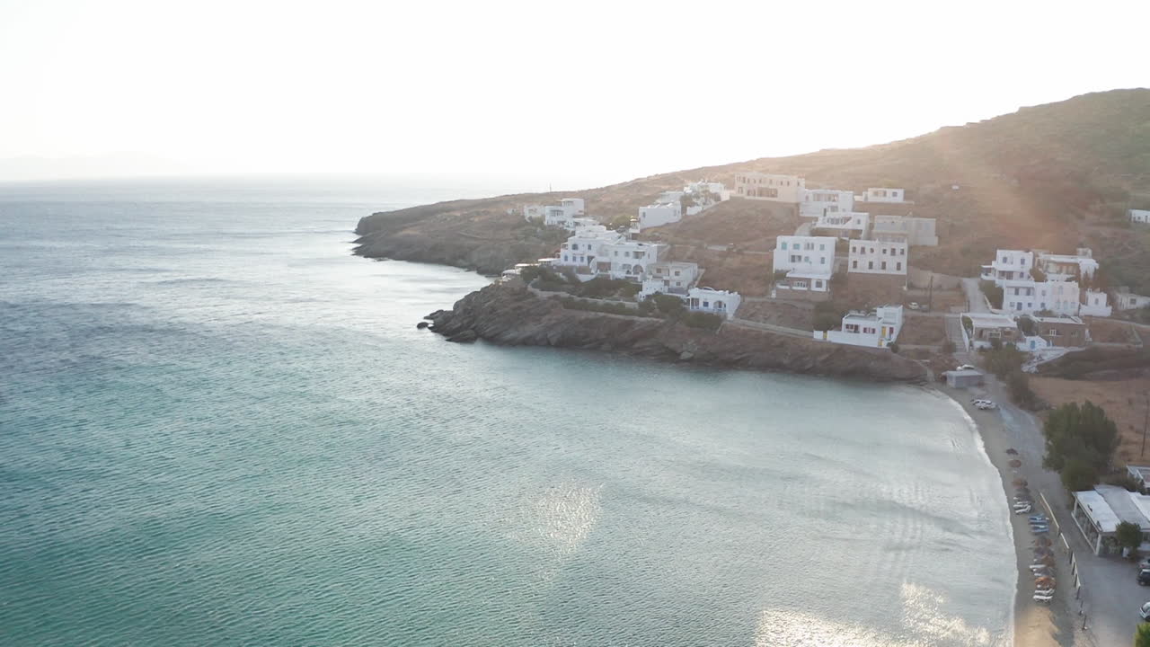 vista aérea de edificios en una colina cerca del mar mediterráneo, isla de tinos, grecia