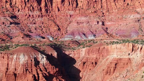 Red-rock-formations-in-Capitol-Reef-National-Park,-Utah-in-USA