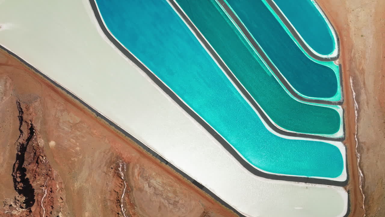 vista aérea de los estanques de evaporación de potasa durante el día en moab, utah, estados unidos