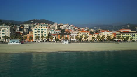 Luftaufnahme-Des-Strandes-Von-Varazze-Mit-Bunten-Gebäuden