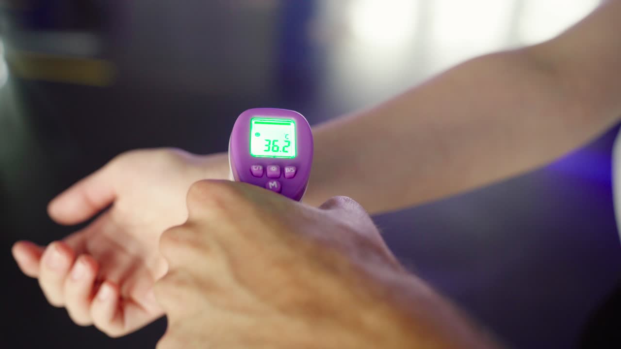 접촉하지 않는 온도계로 체온을 확인합니다.