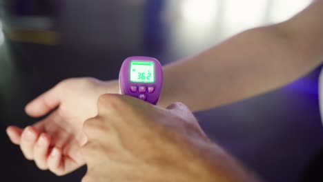 comprobar la temperatura corporal con un termómetro sin contacto