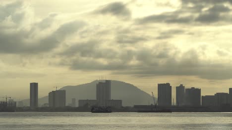 Penang-Fähre-Bewegt-Sich-Auf-See.