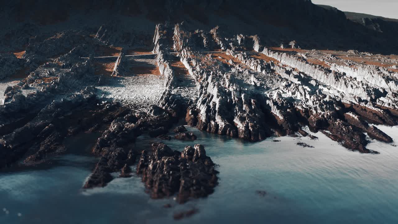 vista aérea de los arrecifes irregulares de la costa varanger