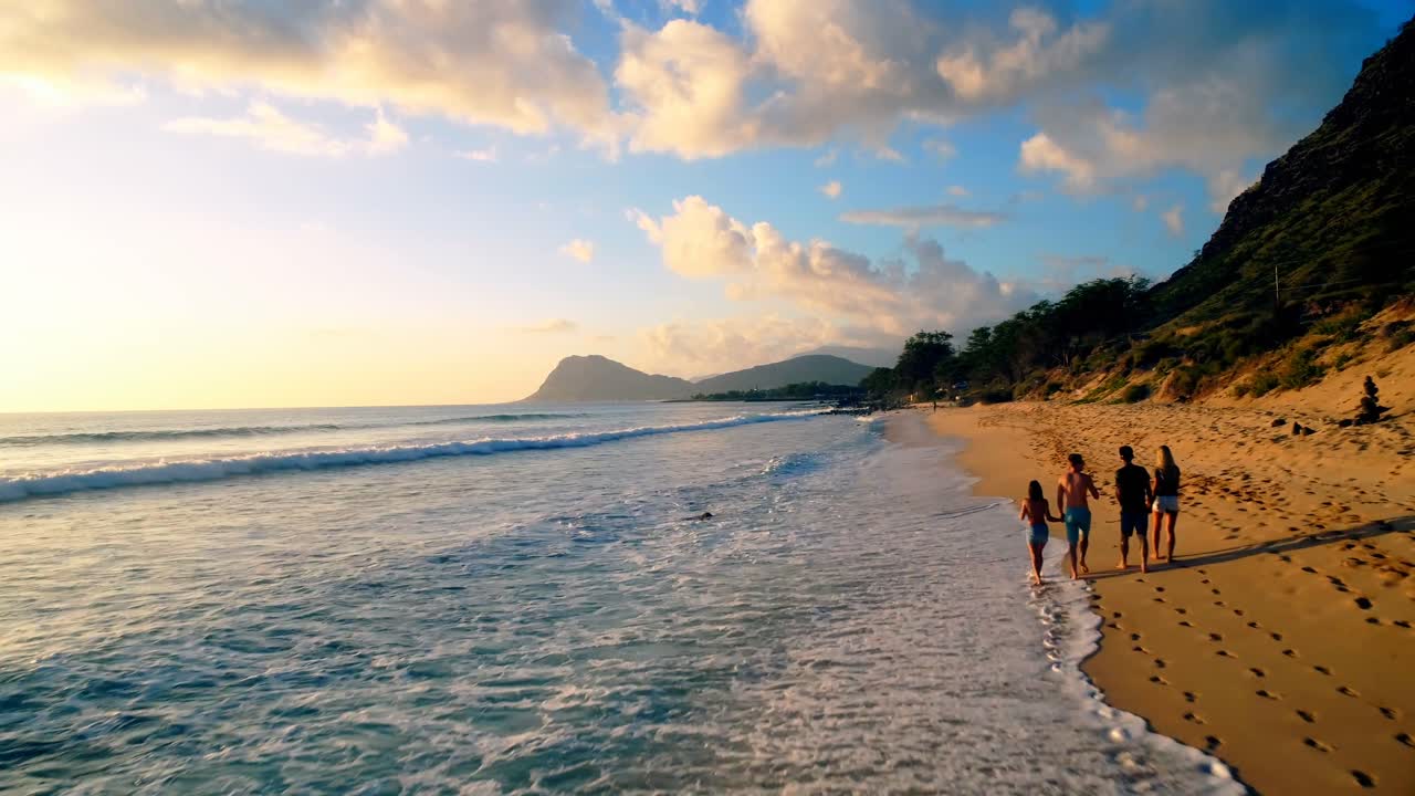 Turistas caminhando na praia 4k