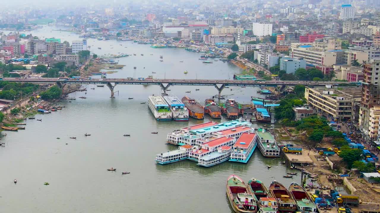 Vista aerea del paesaggio urbano di Dhaka con il fiume Buriganga e barche - Bangladesh