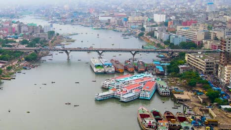 vista aérea del paisaje urbano de dhaka con el río buriganga y los barcos - bangladesh