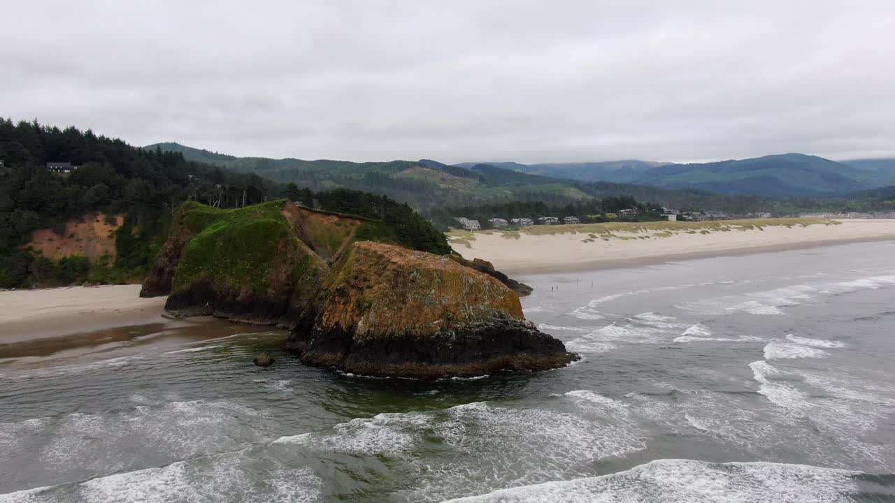 volar sobre las olas en paralelo en la playa nublada