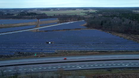 Parque-Solar-Y-Autopista,-Infraestructura-Verde-En-El-Hemisferio-Norte,-Lateral-Aéreo