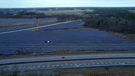 parque solar y autopista, infraestructura verde en el hemisferio norte, lateral aéreo