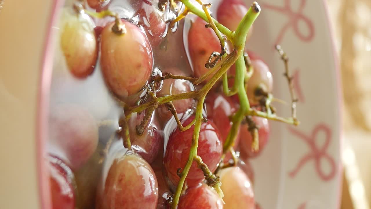 Primo piano di uva in una ciotola
