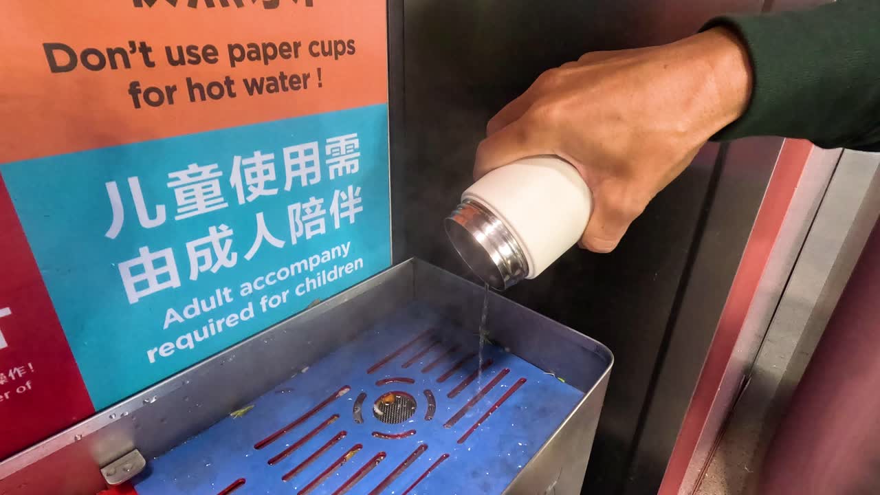 경고 표지판에도 불구하고 뜨거운 물을 부어 넣는 사람