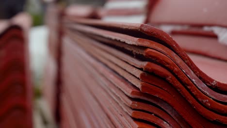 azulejos de techo rojos apilados