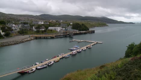 Eine-Aufnahme-Des-Dorfes-Tarbert-Mit-Dem-Ponton-Dock-Im-Vordergrund