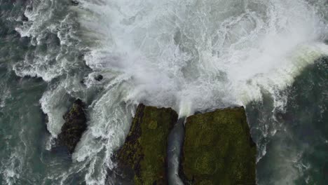 Drohne-Fliegt-In-Circulair-bewegung-Mit-Nach-Unten-Geneigter-Kamera-über-Einem-Großen-Circulair-wasserfall-In-Island-In-4k