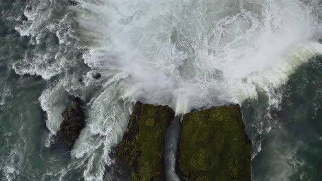 drone volando en movimiento circular con la cámara inclinada hacia abajo sobre una gran cascada circular en islandia en 4k