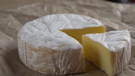 queso cremoso camembert giratorio, primer plano, concepto de producto lácteo