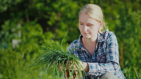 Mujer-Sosteniendo-Cebollas-Verdes-De-Su-Jardín