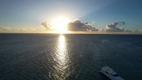 vista aérea del atardecer del puerto de gran roque, horizonte tranquilo del océano y luz dorada