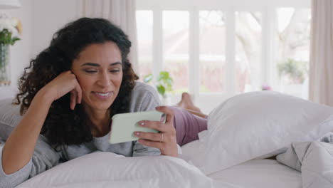 Joven-Hermosa-Mujer-Usando-Teléfonos-Inteligentes-Enviando-Mensajes-De-Texto-Navegando-Por-Mensajes-De-Redes-Sociales-Disfrutando-De-La-Comunicación-Por-Teléfono-Móvil-Acostada-En-La-Cama-En-Casa-Imágenes-De-4k