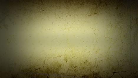 pared desgastada agrietada y pintura desprendida bañada en luz cálida