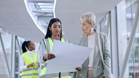 mujer, arquitecto y plano con documentos