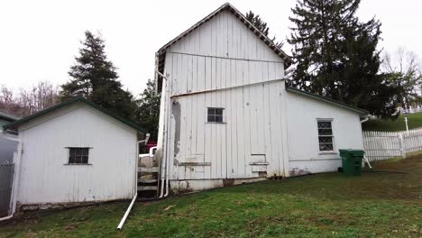 Viejos-Graneros-Blancos-En-Una-Granja-En-Ohio