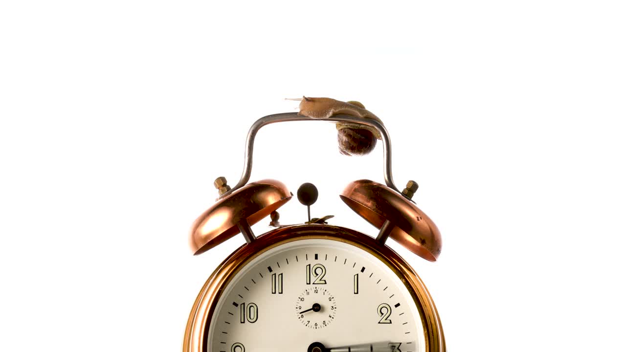 시계 손이 빠르게 회전하는 시간 지연. 시계 손은  바탕에 빈티지 청동 알람 시계에 빠르게 회전합니다.