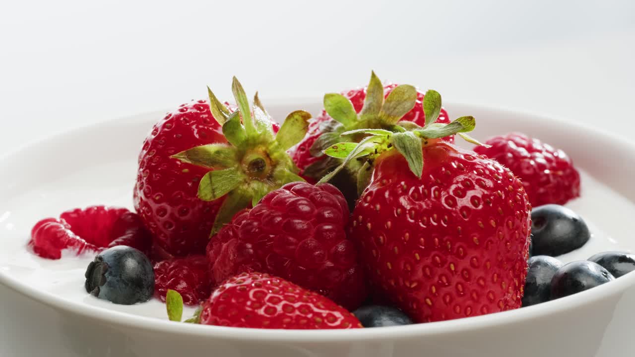 요거트에 담긴 신선한 베리