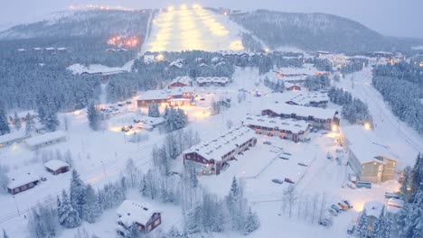 Drohne-Luftüberführung-Nahaufnahme-Wegziehen,-Levi,-Finnland-Dorf-Verschneite-Nachbarschaft-Mit-Polizeiunfall-Auf-Der-Straße