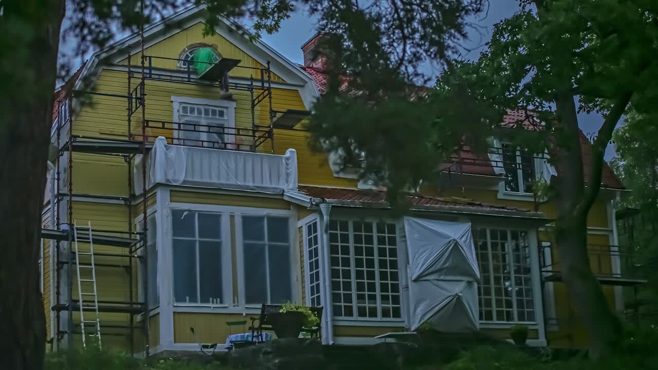 수리 과정 중인 오래된 목조 저택 건물, 노동자들의 융합 시간 경과