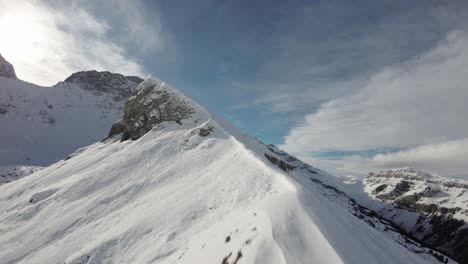 Drohnenflug-über-Schneebedeckten-Berggipfel-Bei-Sonnenaufgang