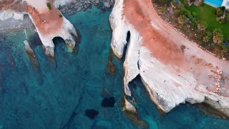 vista aérea de arriba hacia abajo de las cuevas marinas en la costa de chipre y el naufragio de edro iii