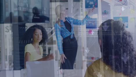 animación del procesamiento de datos financieros sobre diversas personas de negocios en la oficina