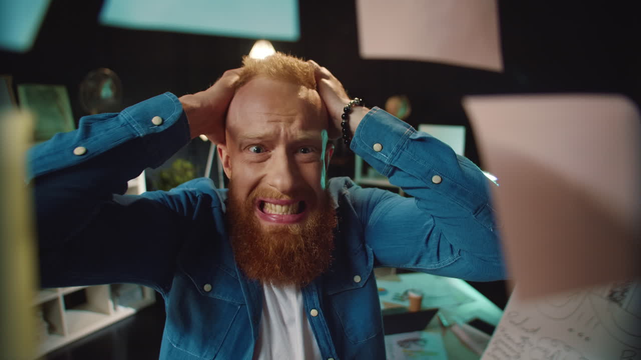 un hipster conmocionado eligiendo la nota correcta en el tablero de pegatinas en la oficina.