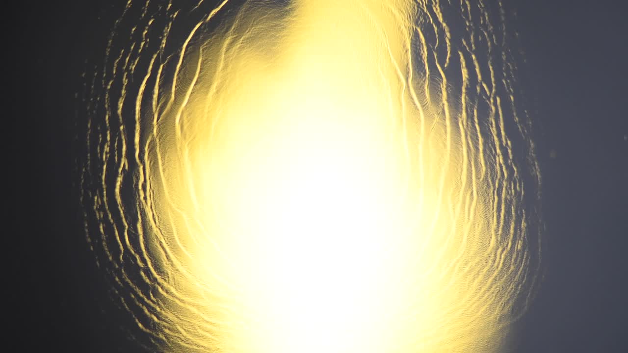 Dai cieli sopra giunse una luce brillante e scintillante e fummo pieni di stupore - un AbstractVideoClip completamente naturale