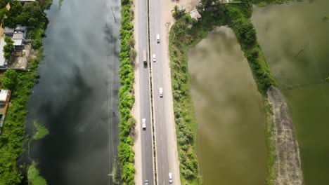 Fahrzeuge-Bewegen-Sich-Von-Einer-Schönen-Straße-In-Der-Stadt-Dhaka-In-Der-Nähe-Eines-Sees