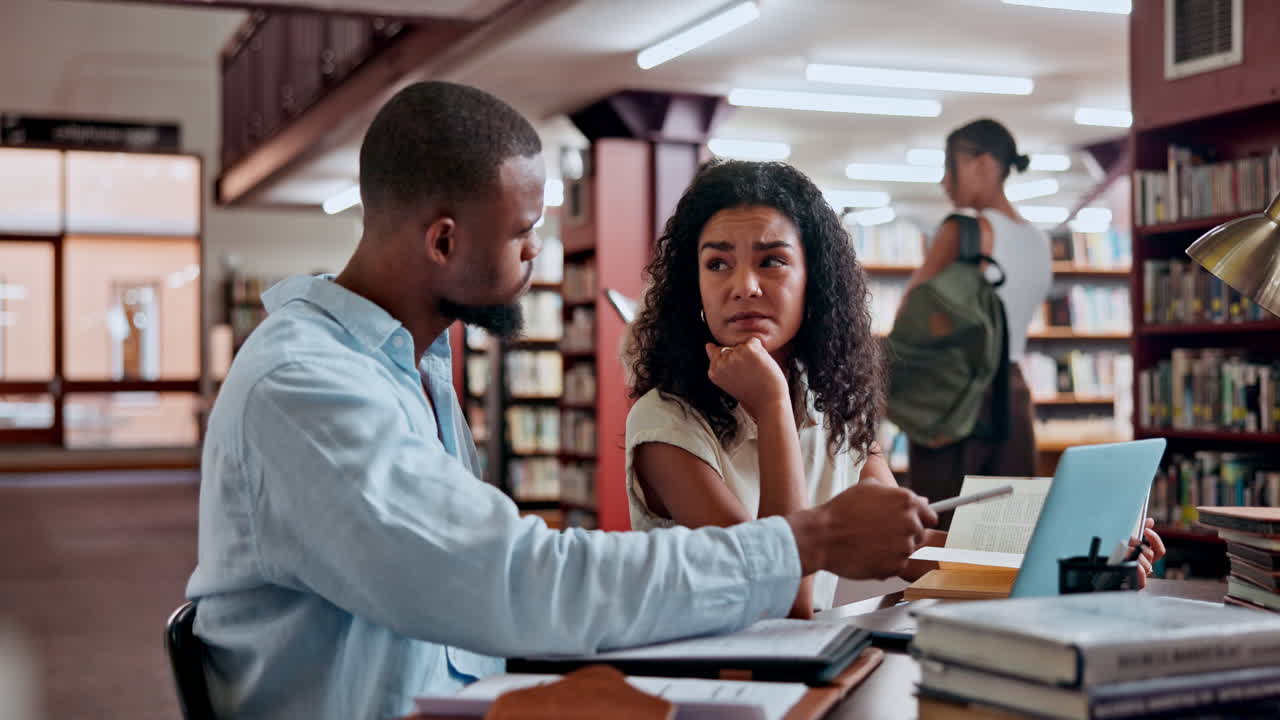 estudiantes que colaboran en una biblioteca