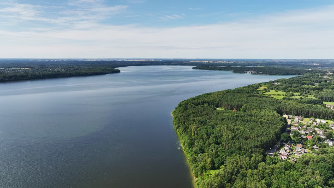 Vista aerea, grande lago, rive coperte di alberi verdi, giornata estiva soleggiata, natura dei paesi baltici.