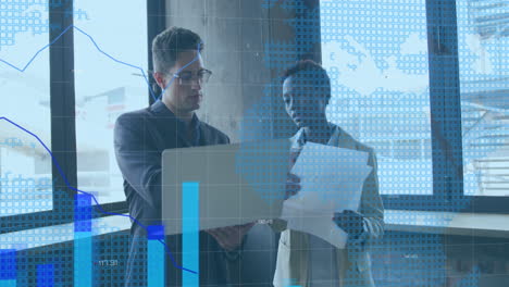 animación del procesamiento de datos financieros sobre diversas personas de negocios que usan computadoras portátiles